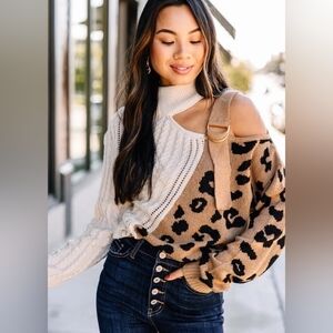 ANDREE BY UNIT Off-the-Shoulder Leopard Sweater‎ in Cream and Brown